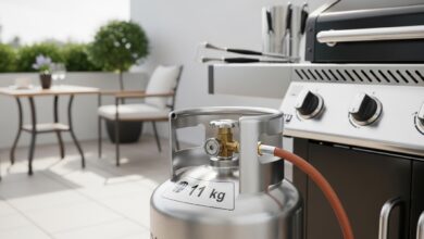 11-kg-Gasflasche aus Stahl vor neutralem Hintergrund [Bildinhalt mit KI erstellt]