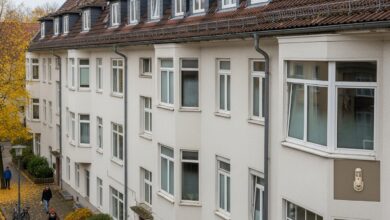 Mieterin in einer Wohnung mit Heizkörper und Thermostat im Winter [Bildinhalt mit KI erstellt]
